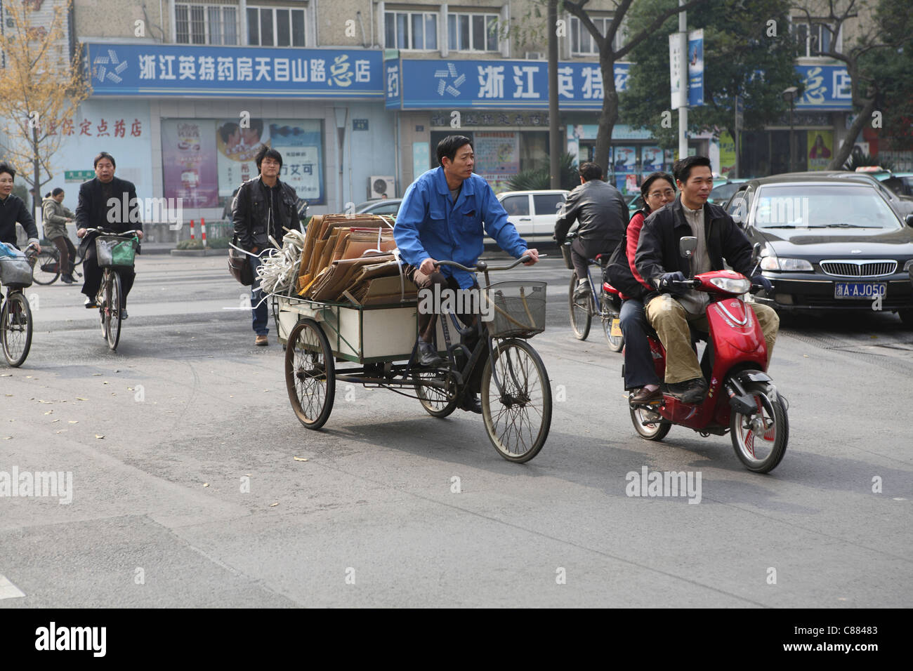 Chinesische Straßenszene, mit Fahrräder, Dreirad Moped und Auto, Hangzhou, China, Asien Stockfoto