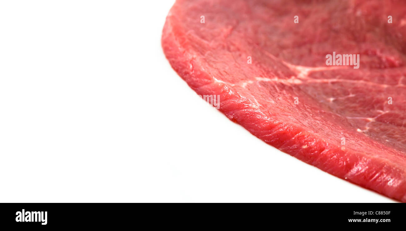 Rohes Rindfleisch isoliert auf weißem Hintergrund. Stockfoto