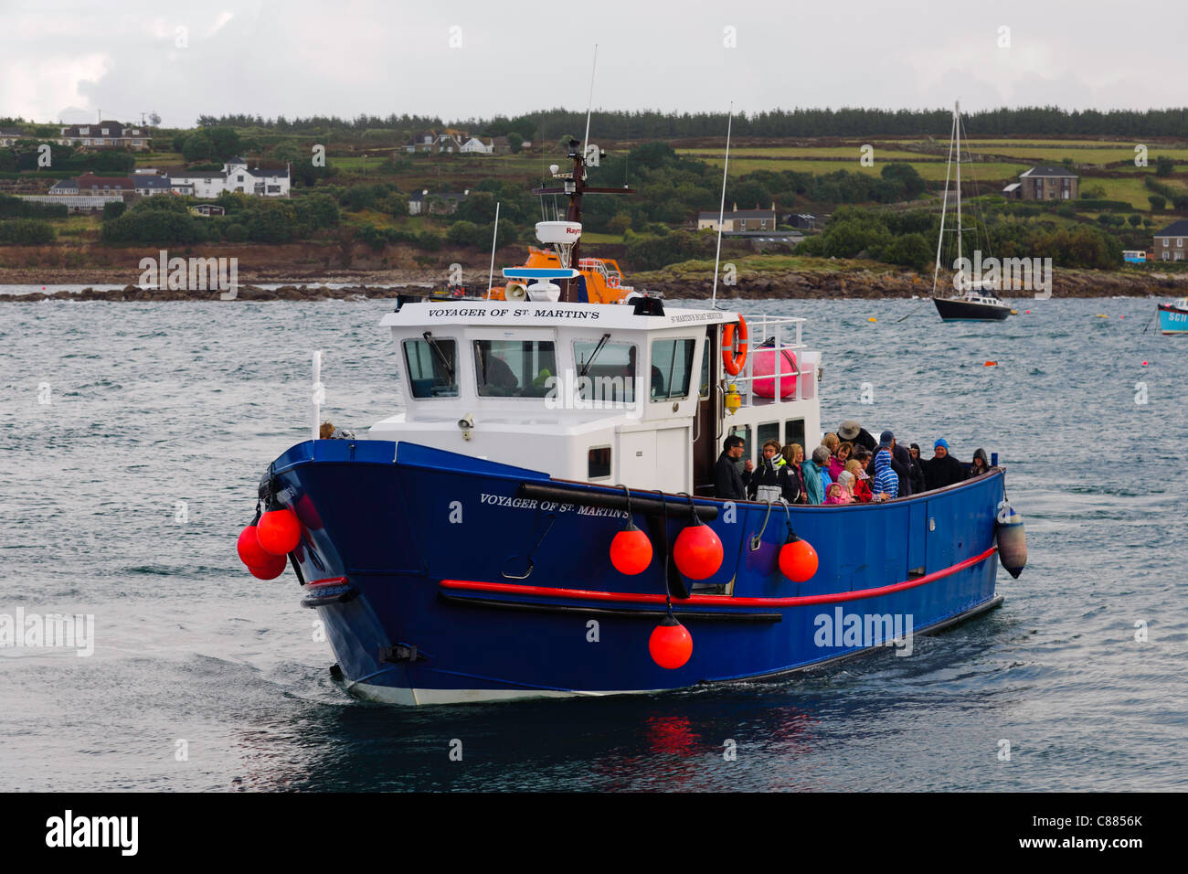 Eine Inter-Insel-Boot kommt an den Kai Hugh Town St Mary's Isles of Scilly UK Stockfoto
