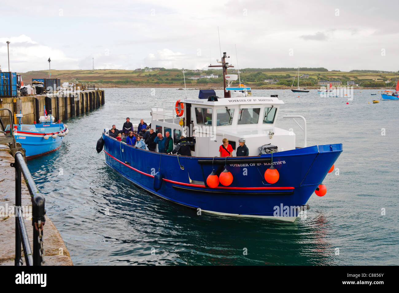 Eine Inter-Insel-Boot kommt an den Kai Hugh Town St Mary's Isles of Scilly UK Stockfoto