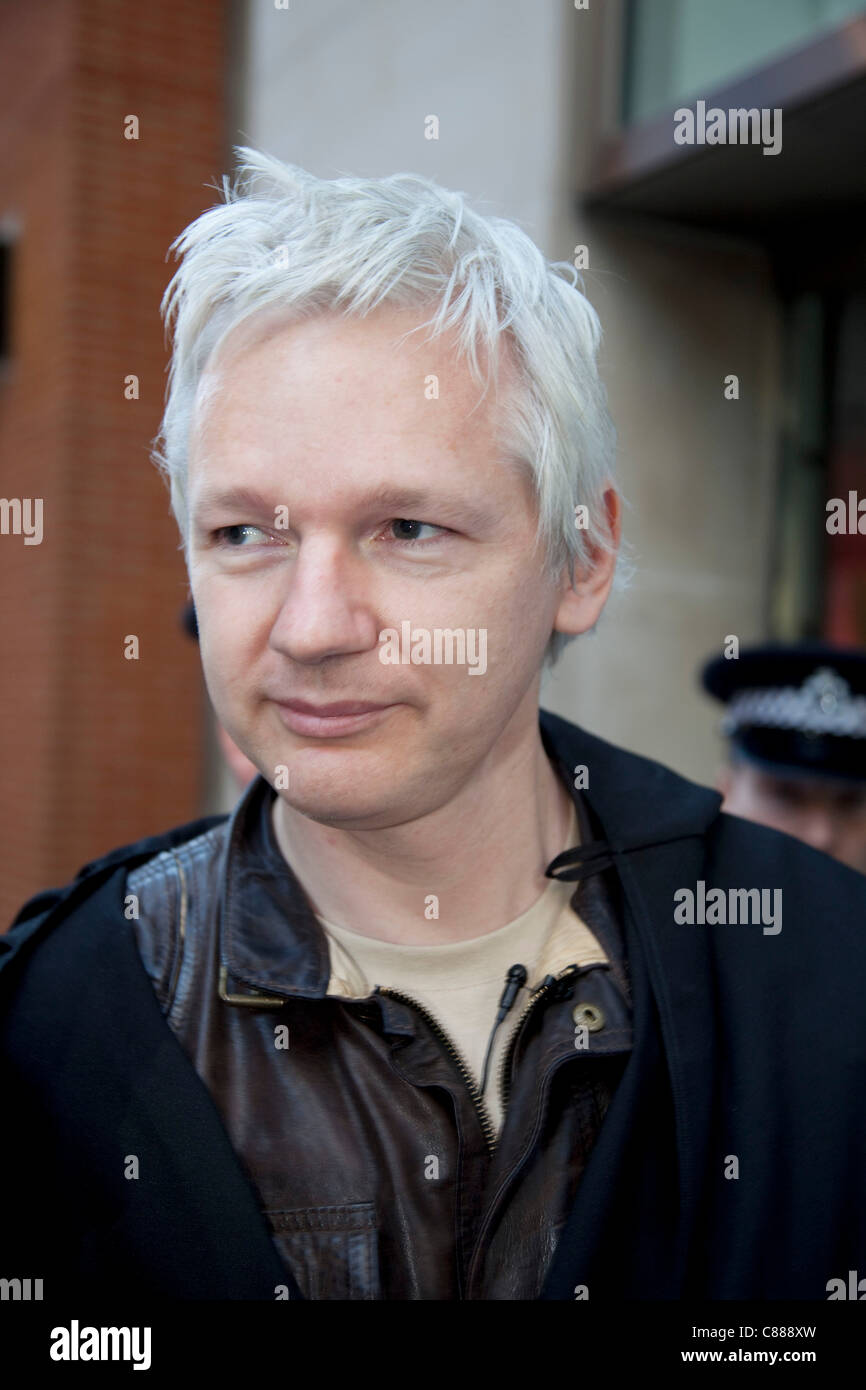 Julian Assange von WikiLeaks bei der Demonstration Occupy London 15. Oktober 2011. Hier zu sehen, versucht er durch die Polizeilinien tragen einen schwarzen Umhang, Kapuze und Maske zu bekommen. Sofort wurde er gebeten, die Maske abzunehmen, wo er auf durch, gezogen wurde, in Frage gestellt und veröffentlicht. Stockfoto