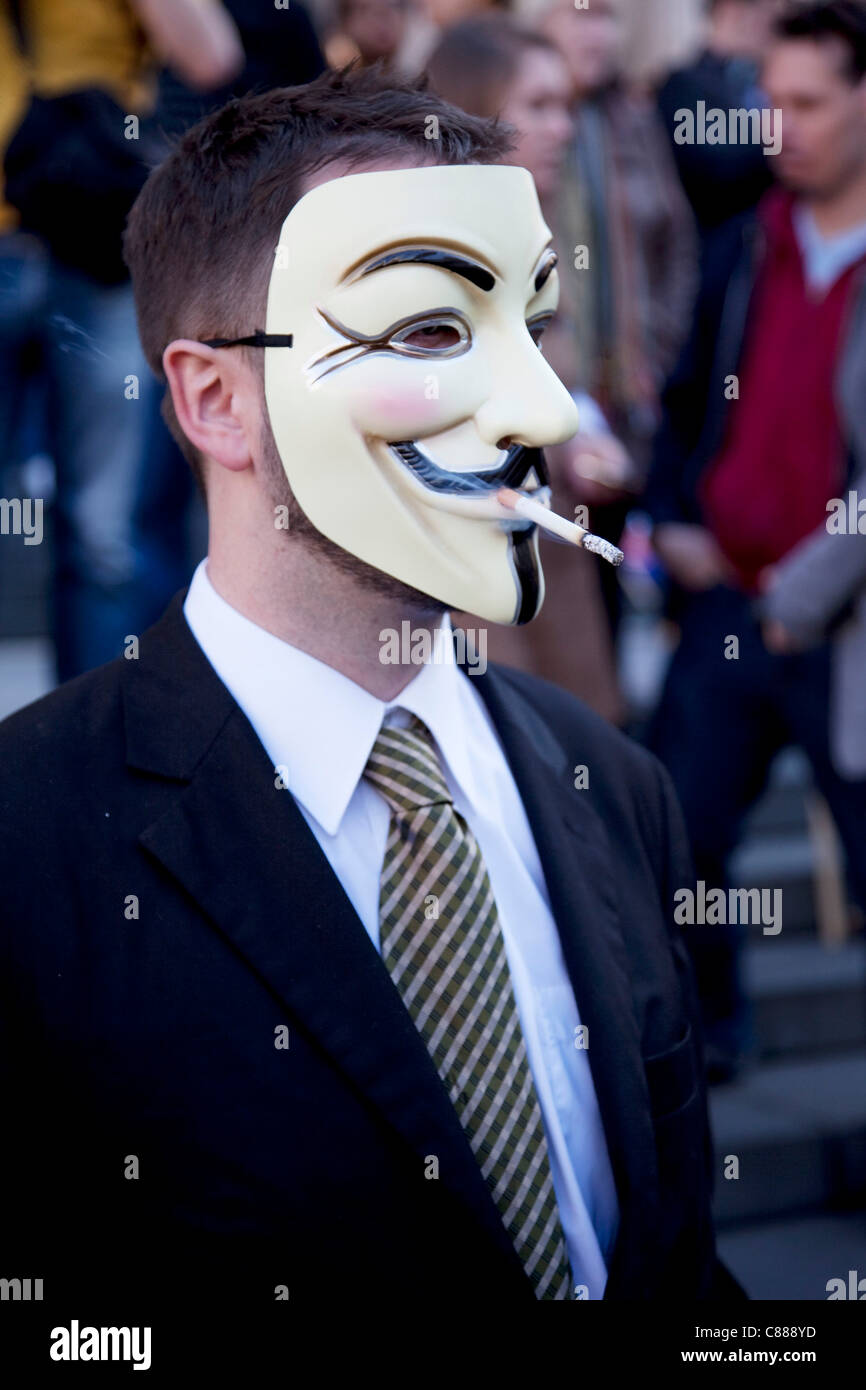 Maskierte Demonstranten zum Bankkaufmann Rauchen zu besetzen London Protest, 15. Oktober 2011. Protest aus den USA mit diesen Demonstrationen in London und anderen Städten weltweit verbreitet. Das "Besetzen" Bewegung breitet sich über social Media. Stockfoto