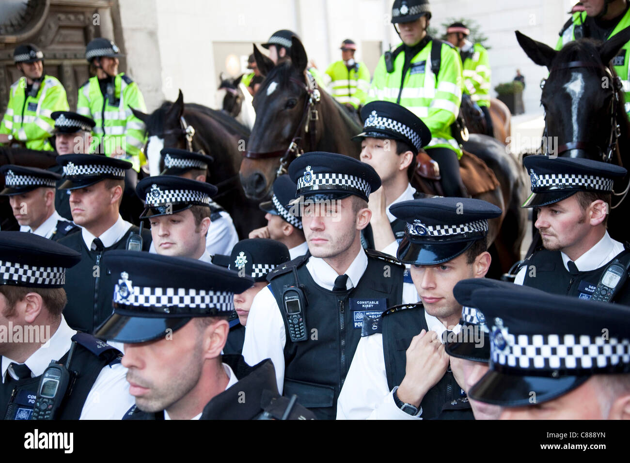 Polizei-Linien blockierende Paternoster Square. London-Protest, 15. Oktober 2011 zu besetzen. Protest aus den USA mit diesen Demonstrationen in London und anderen Städten weltweit verbreitet. Das "Besetzen" Bewegung breitet sich über social Media. Stockfoto