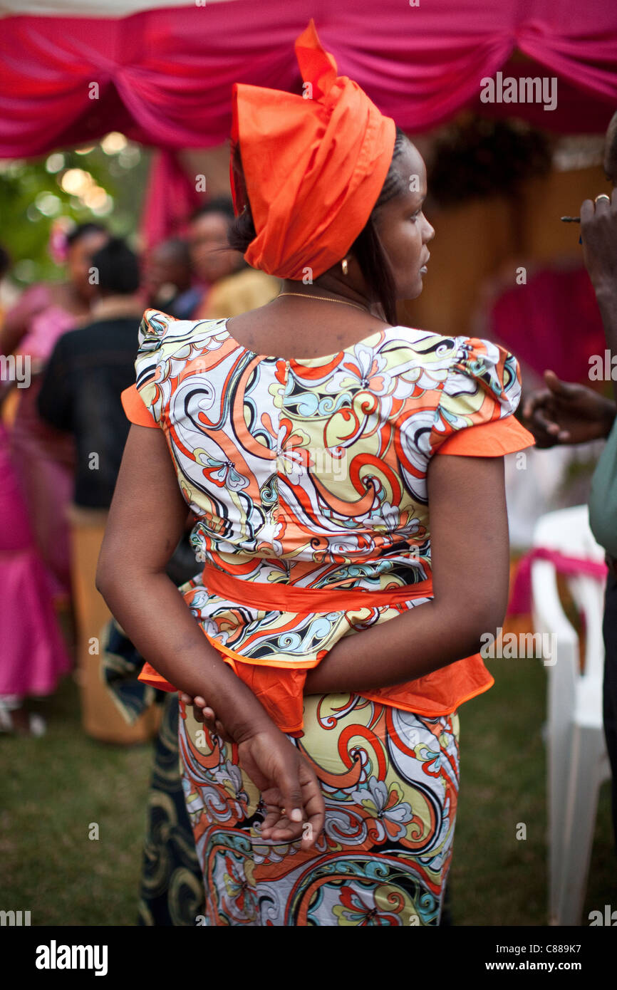 Eine Frau besucht eine Hochzeit außerhalb von Arusha, Tansania, Ostafrika. Stockfoto