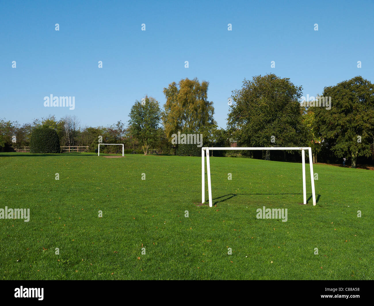 Leere Torpfosten im Spielfeld oder park Stockfoto