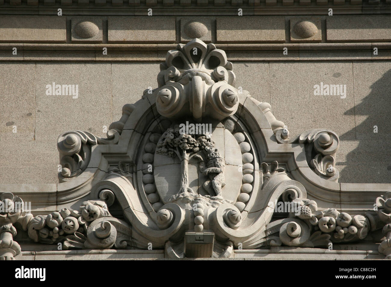 Bär auf einem Erdbeerbaum unterstützt. Wappen von Madrid auf das Bürogebäude auf Calle Alcala in Madrid, Spanien. Stockfoto