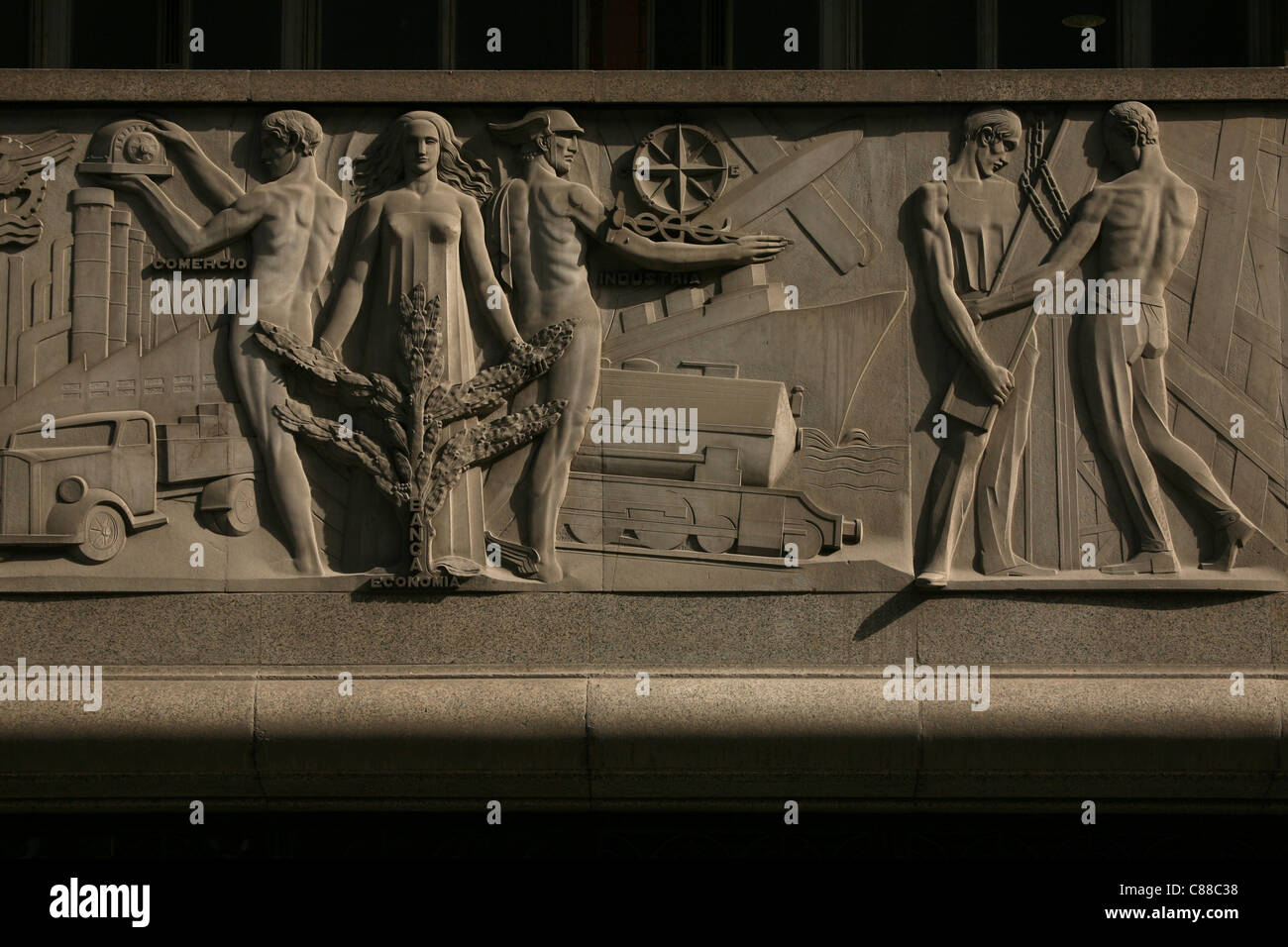 Allegorie der Wirtschaft, Handel und Industrie. Befreiung von der Franco-Ära auf das Bankgebäude auf Calle Alcala in Madrid, Spanien. Stockfoto