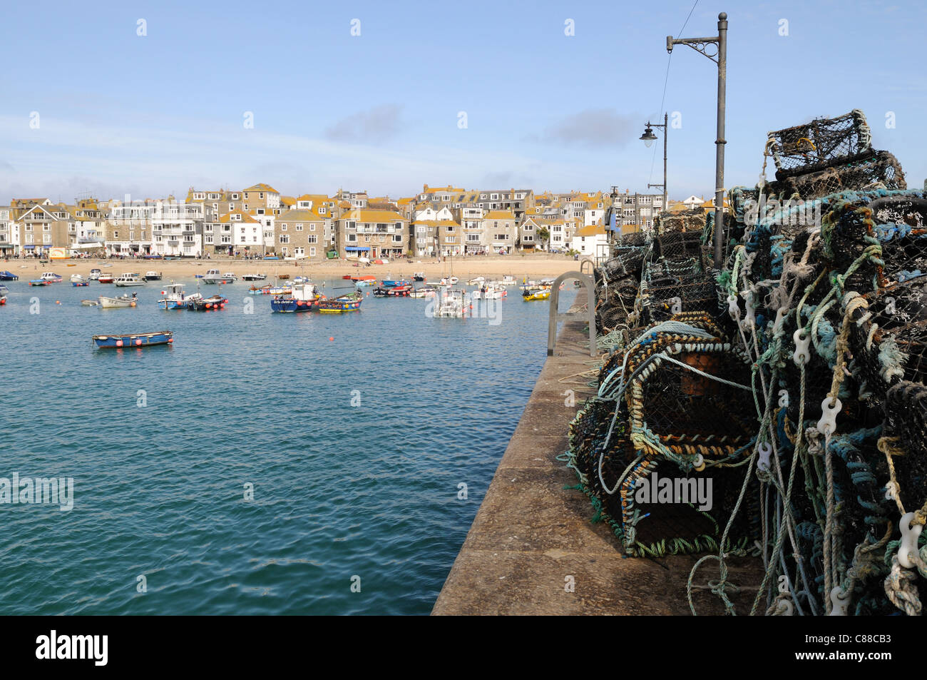 Hummer und Krabben Töpfen auf Smeaton Pier St Ives Cornwall England UK GB Stockfoto