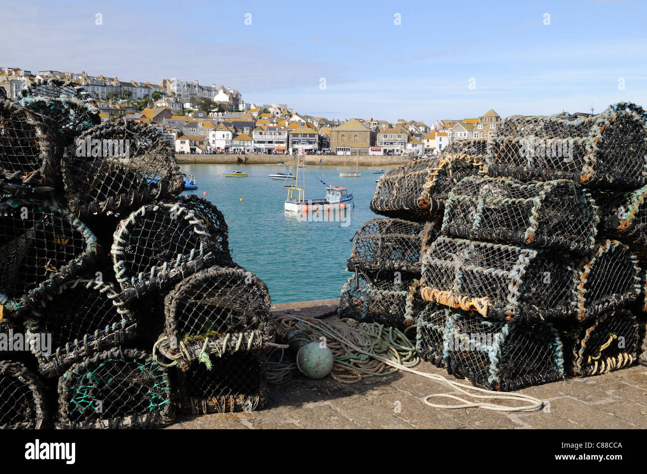 Hummer und Krabben Töpfen auf Smeaton Pier St Ives Cornwall England UK GB Stockfoto