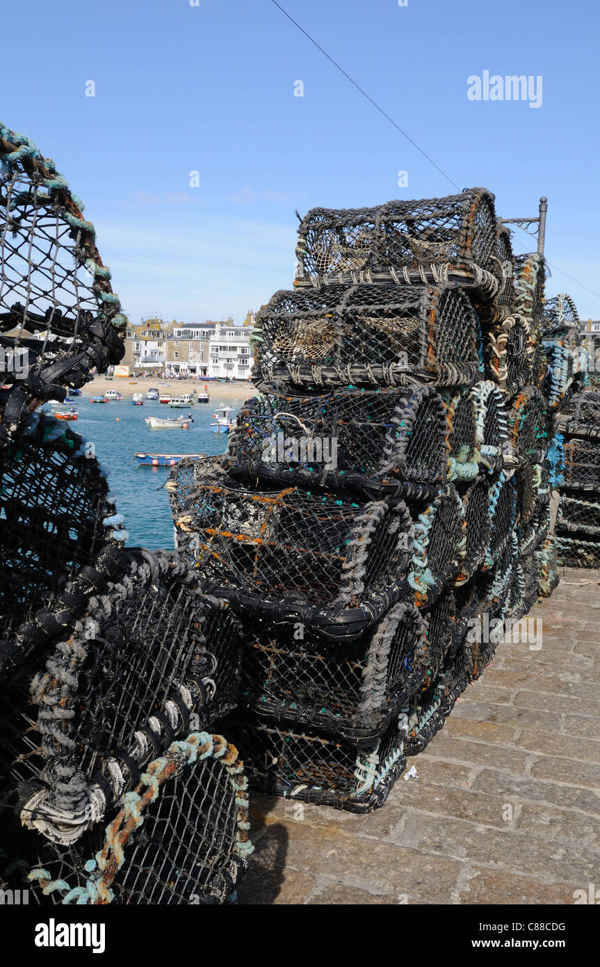 Hummer und Krabben Töpfen auf Smeaton Pier St Ives Cornwall England UK GB Stockfoto