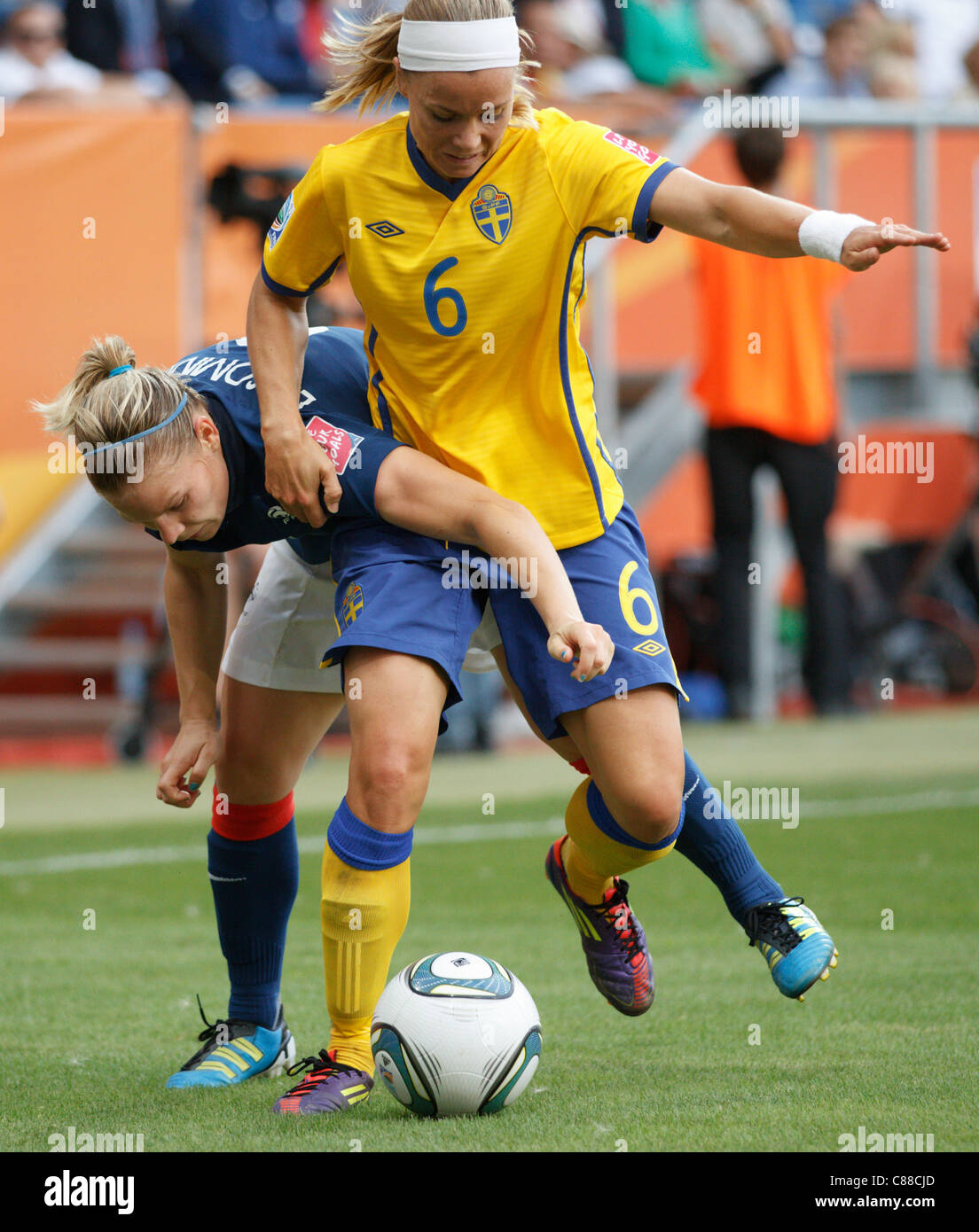 Dritten Platz Eugenie Le Sommer von Frankreich (L) und Sara Thunebro Schweden Kampf um den Ball während der Frauen WM Spiel. Stockfoto