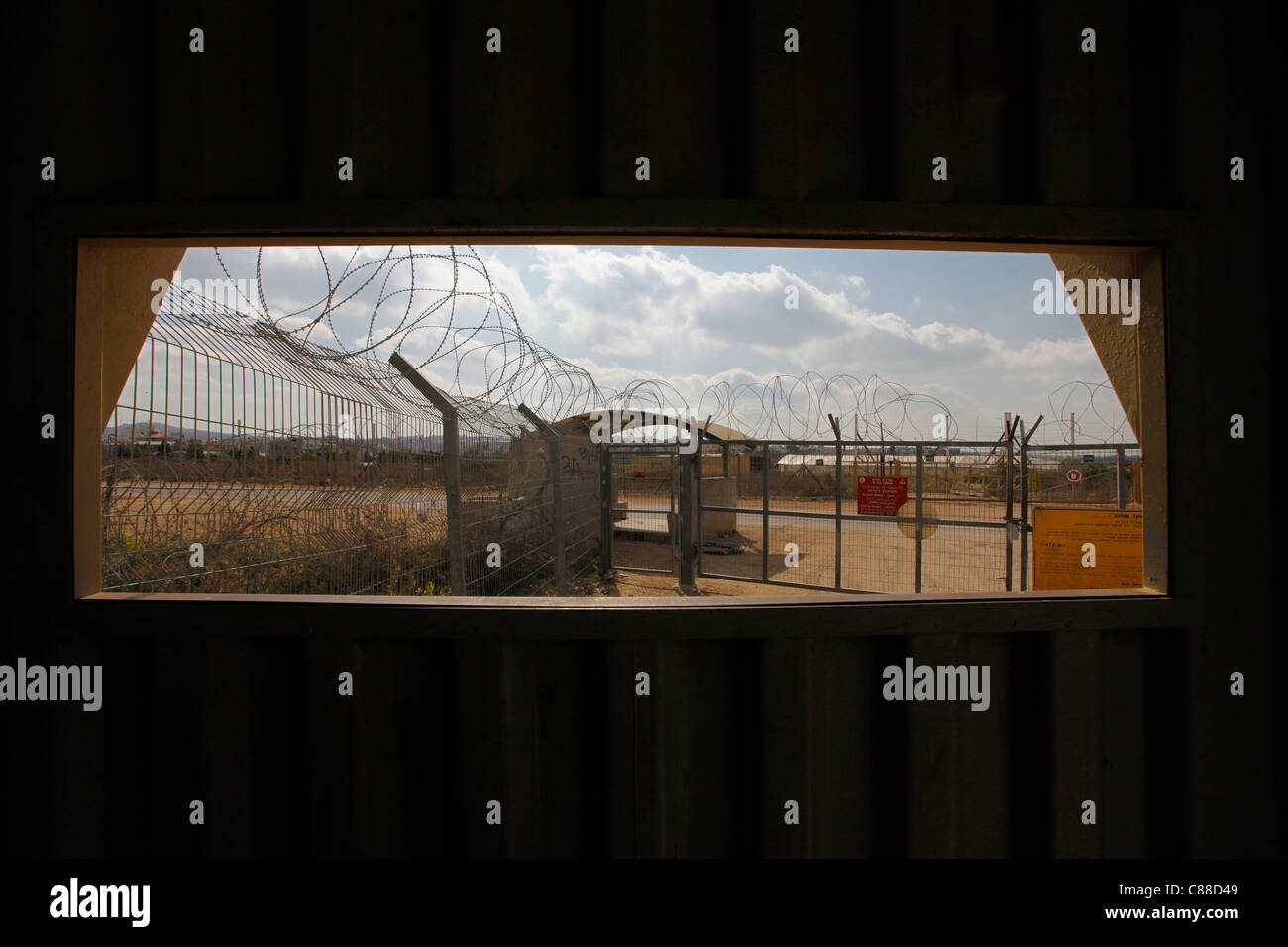 Ansicht einer "Landwirtschaftliche Tor "Checkpoint zwischen der Stadt Habla und seine landwirtschaftlichen Flächen in der "Naht Zone "über den Zaun in der Nähe der palästinensischen Stadt Kalkilia in Israel trennen Stockfoto