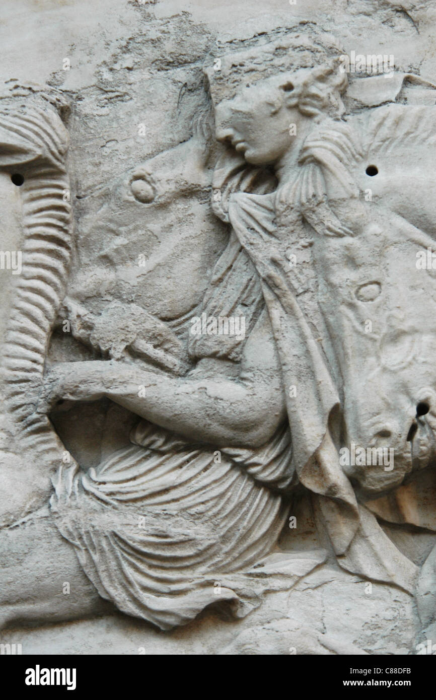 Detail des Marmorfrieses der Elgine aus Parthenon im British Museum in London, England, Großbritannien. Stockfoto