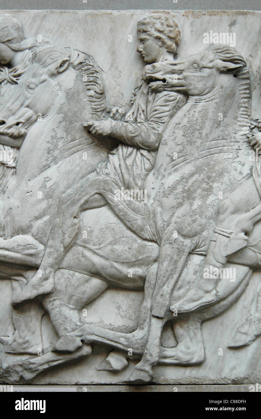 Detail des Marmorfrieses der Elgine aus Parthenon im British Museum in London, England, Großbritannien. Stockfoto
