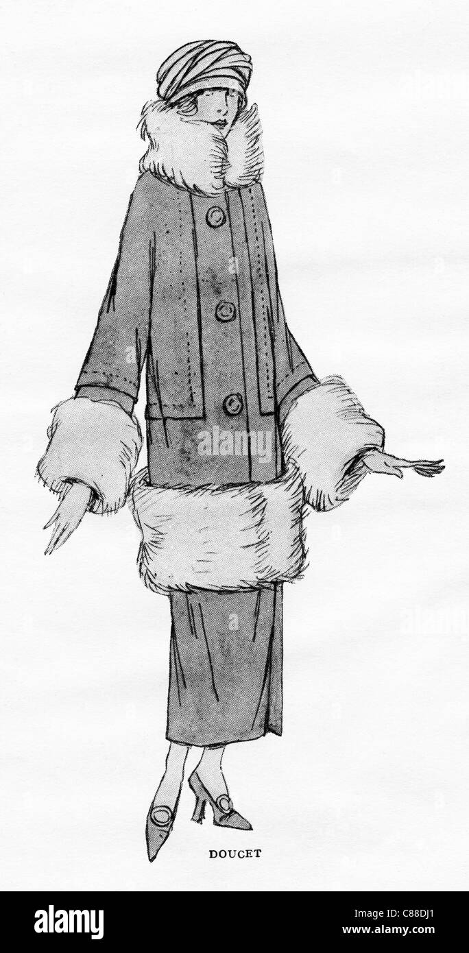 Anzug aus grauem Wollmantel mit breiten Bändern aus blauem Fuchs und großen grauen Knöpfen von Designer Doucet getrimmt Stockfoto