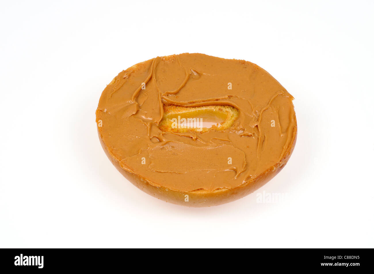 Plain Bagel mit Erdnussbutter auf weißem Hintergrund bedeckt Ausschnitt. Stockfoto