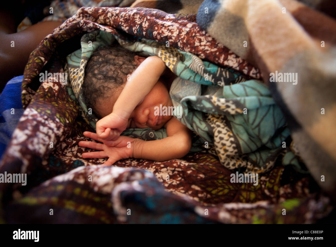 Ein neugeborenes Kind schläft in der Entbindungsstation eines Krankenhauses in Dedza, Malawi, Südafrika. Stockfoto