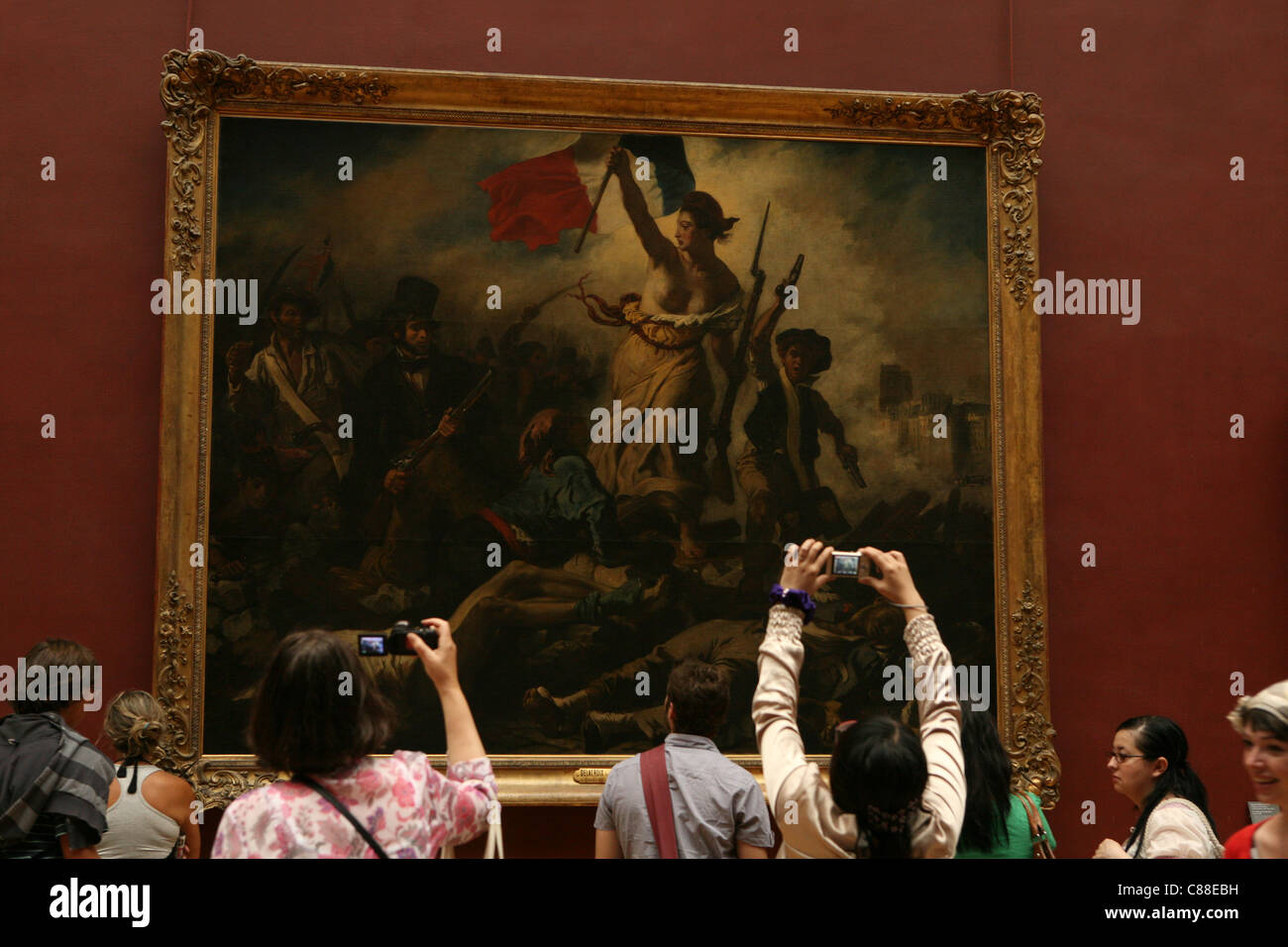 Freiheit führt das Volk von Eugène Delacroix (1830) im Louvre in Paris, Frankreich. Stockfoto