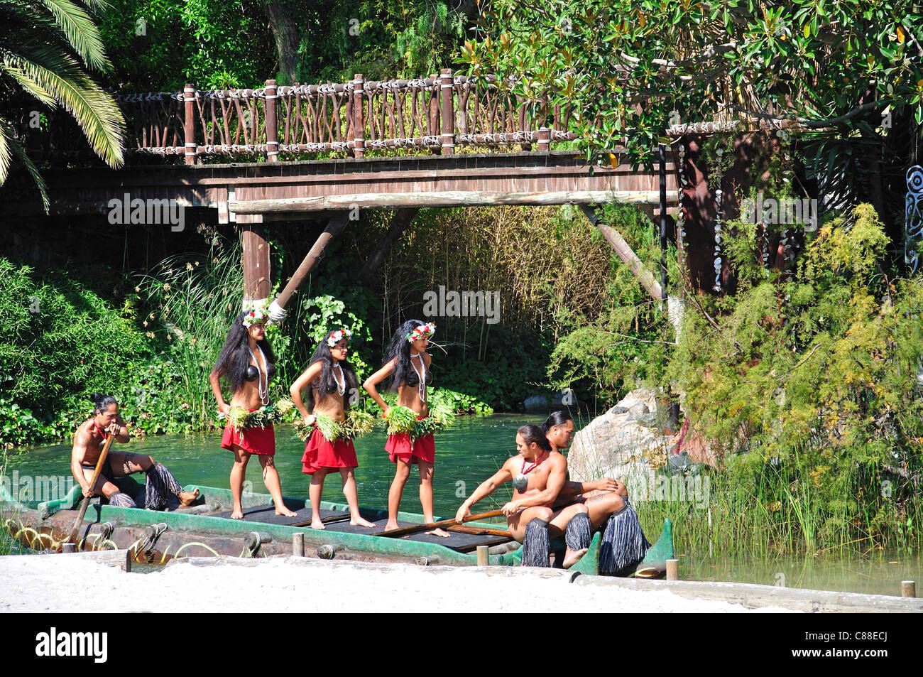 Kanu, Ankunft im polynesischen zeigen, Themenpark PortAventura, Salou, Costa Daurada, Provinz Tarragona, Katalonien, Spanien Stockfoto