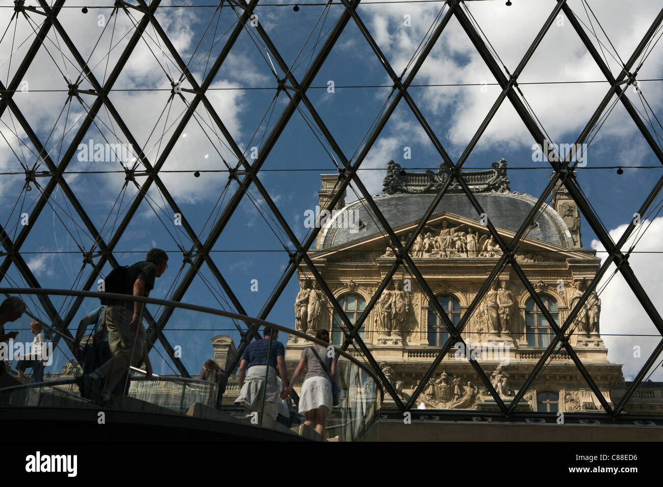 Blick auf den Louvre in Paris von der unterirdischen Lobby der Pyramide in Paris, Frankreich. Stockfoto