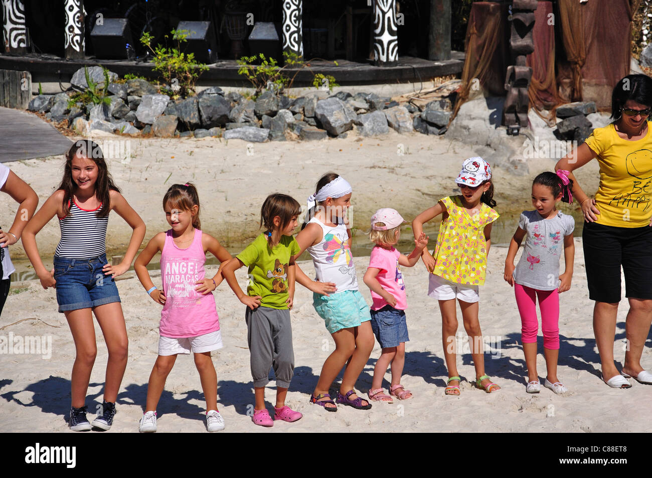 Kinder tanzen in der polynesischen zeigen, Themenpark PortAventura, Salou, Costa Daurada, Provinz Tarragona, Katalonien, Spanien Stockfoto