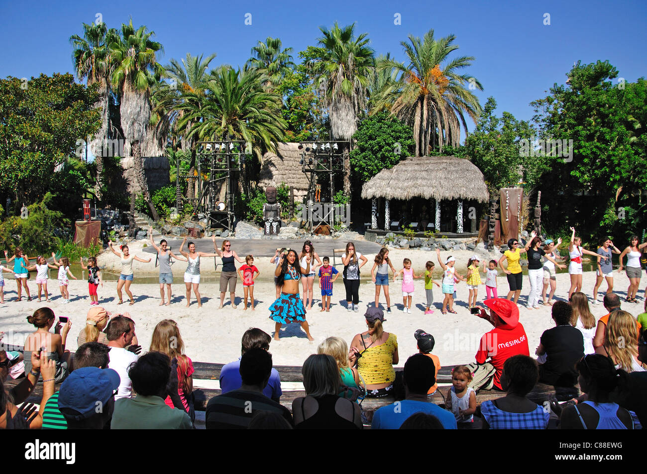 Touristen, die tanzen in der polynesischen zeigen, Themenpark PortAventura, Salou, Costa Daurada, Provinz Tarragona, Katalonien, Spanien Stockfoto