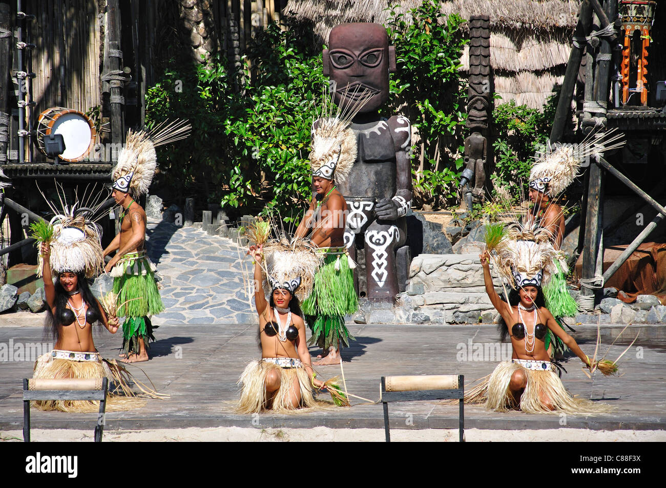 Tahitian Tänzer auf polynesische Show, Themenpark PortAventura, Salou, Costa Daurada, Provinz Tarragona, Katalonien, Spanien Stockfoto