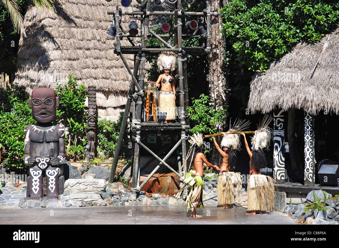 Tahitian Tänzer auf polynesische Show, Themenpark PortAventura, Salou, Costa Daurada, Provinz Tarragona, Katalonien, Spanien Stockfoto
