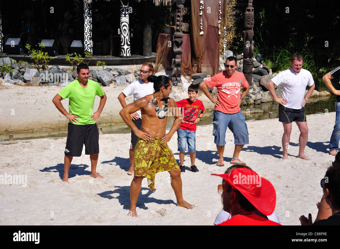 Touristen, die tanzen in der polynesischen zeigen, Themenpark PortAventura, Salou, Costa Daurada, Provinz Tarragona, Katalonien, Spanien Stockfoto
