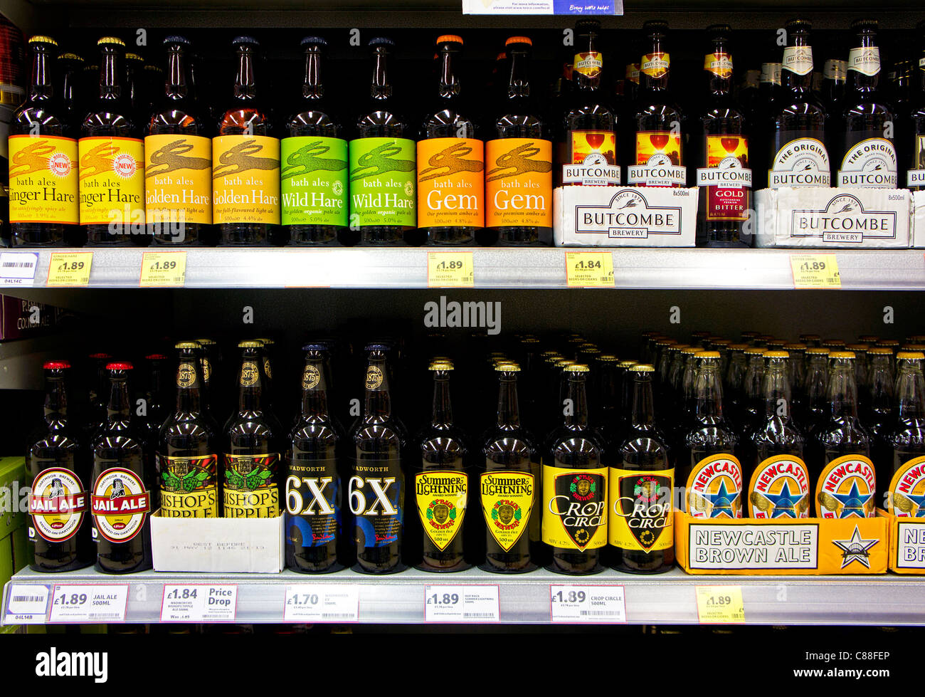 Flaschen von Premium-Biere in einem UK-Supermarkt Stockfoto