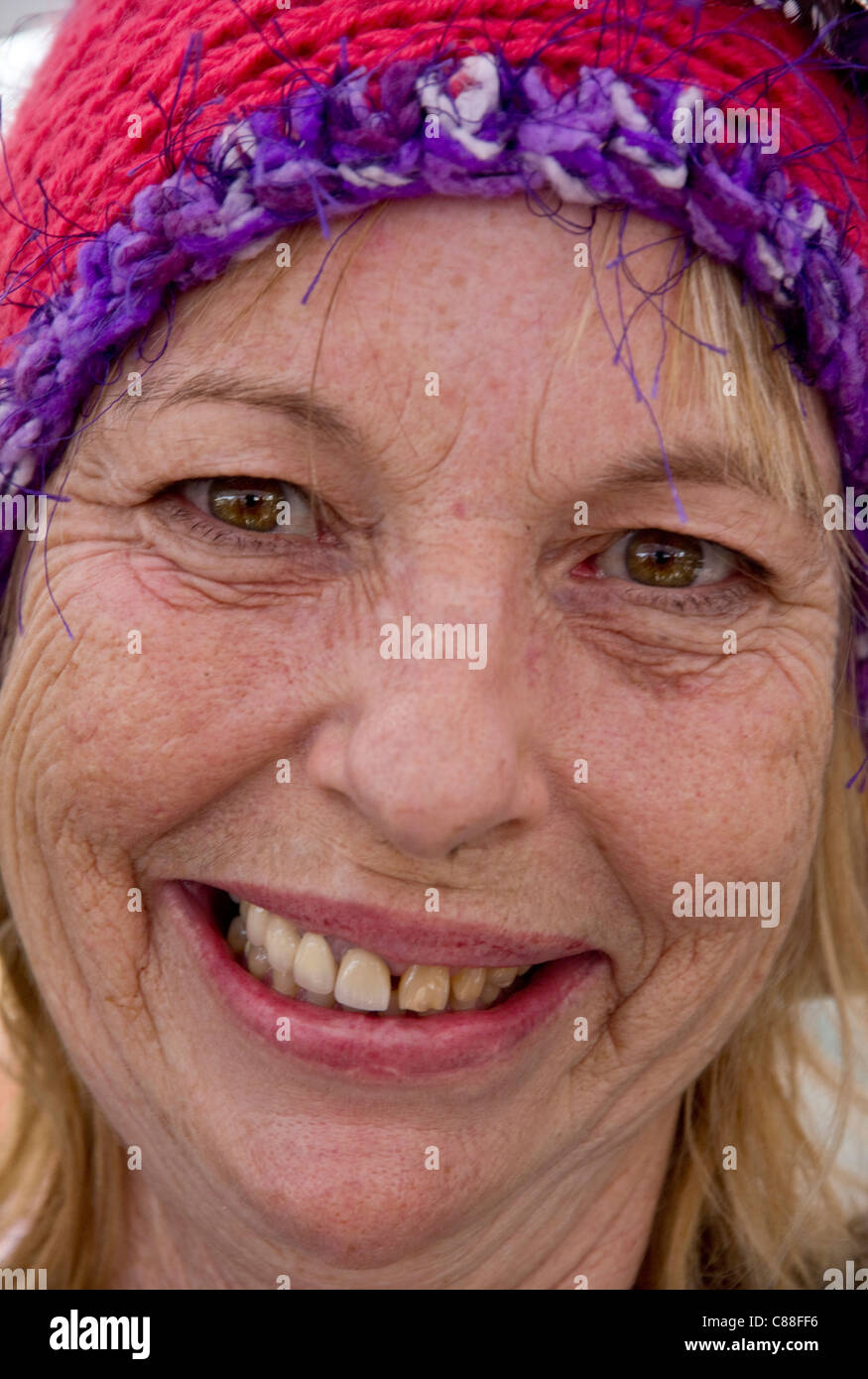 Lolly Rantich, Spezialist für häkeln bietet ihre bunten Threadwork an Carrizozo Labor Day Street Fair Carrizozo, NM. (MR) Stockfoto
