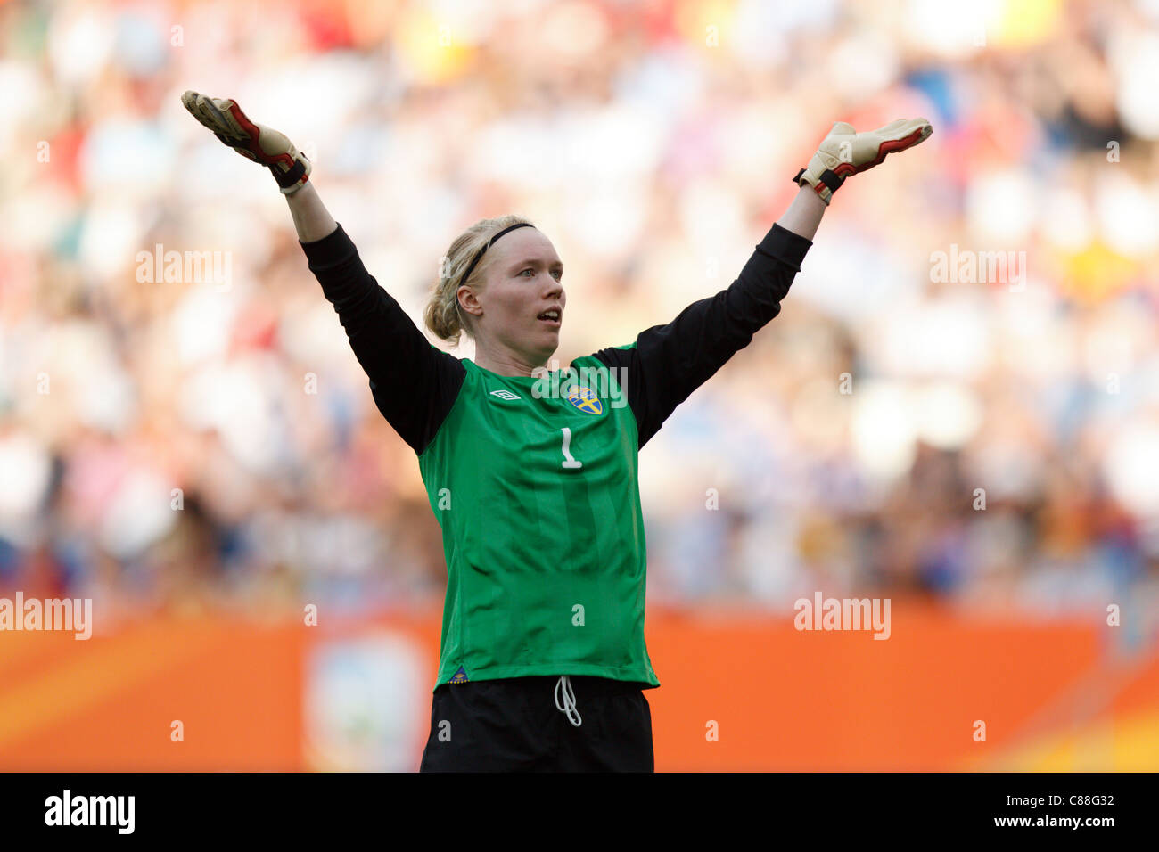 SINSHEIM, DEUTSCHLAND - 16. JULI: Torhüter Hedvig Lindahl aus Schweden feiert nach einem Tor gegen Frankreich beim Spiel der FIFA Frauen-Weltmeisterschaft 2011 auf Platz drei in der Rhein-Neckar-Arena am 16. Juli 2011 in Sinsheim. Nur redaktionelle Verwendung. Kommerzielle Nutzung verboten. (Foto: Jonathan P. Larsen / Diadem Images) Stockfoto
