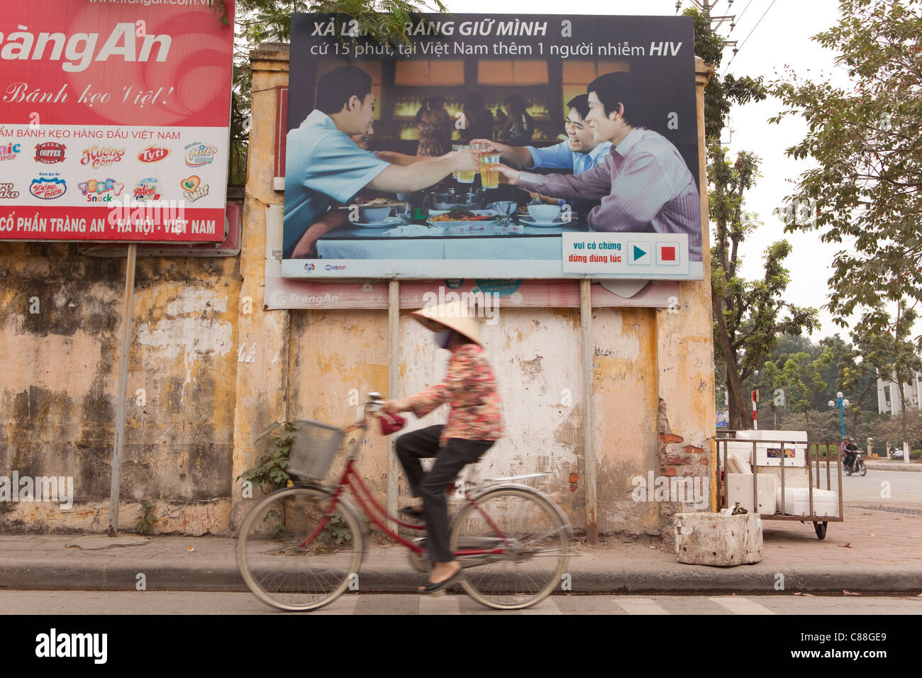 Eine HIV-Bewusstsein-Anzeige erscheint auf den Straßen von Hanoi, Vietnam. Stockfoto