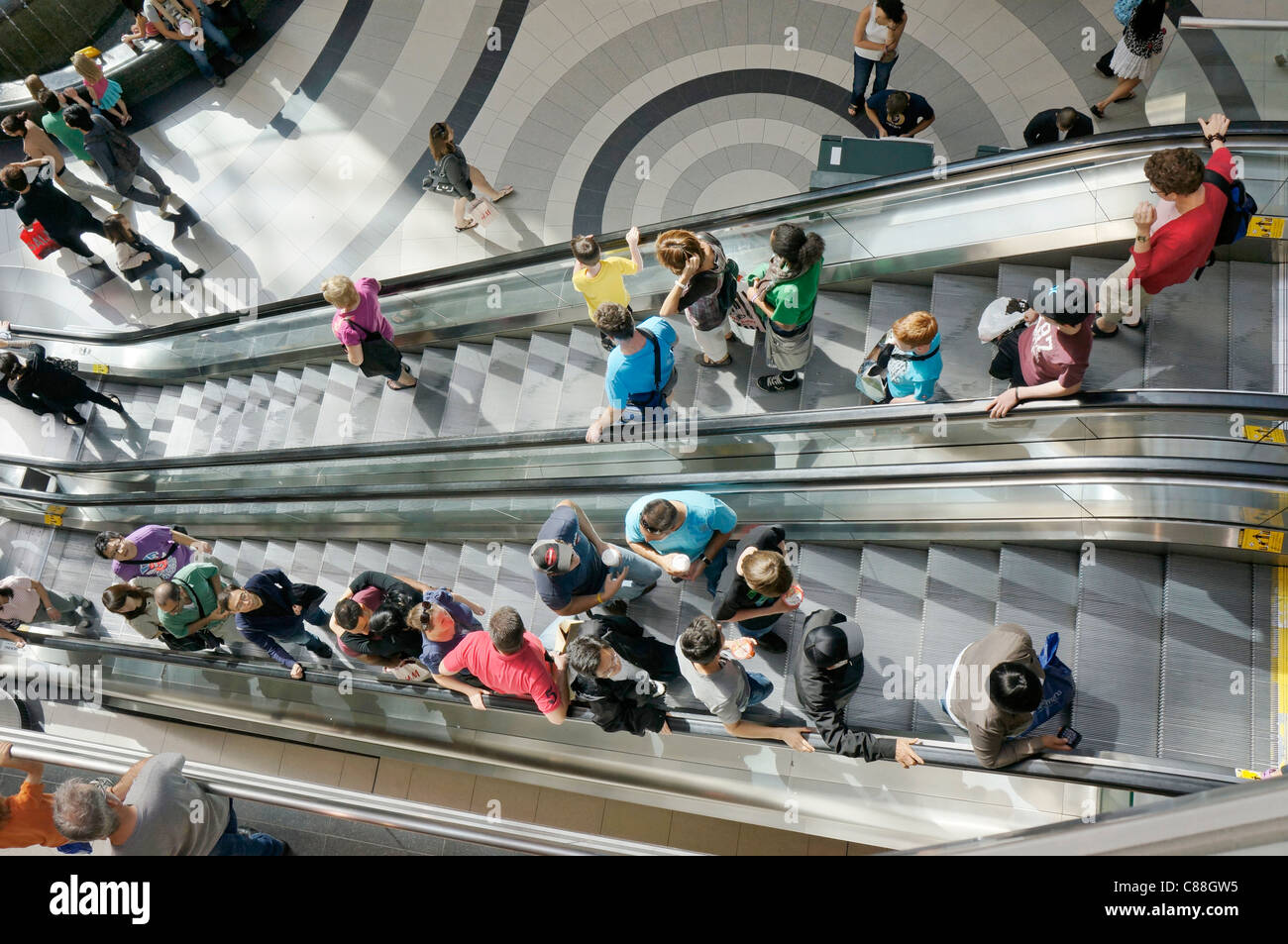 Menschen auf Rolltreppen im Einkaufszentrum Stockfoto