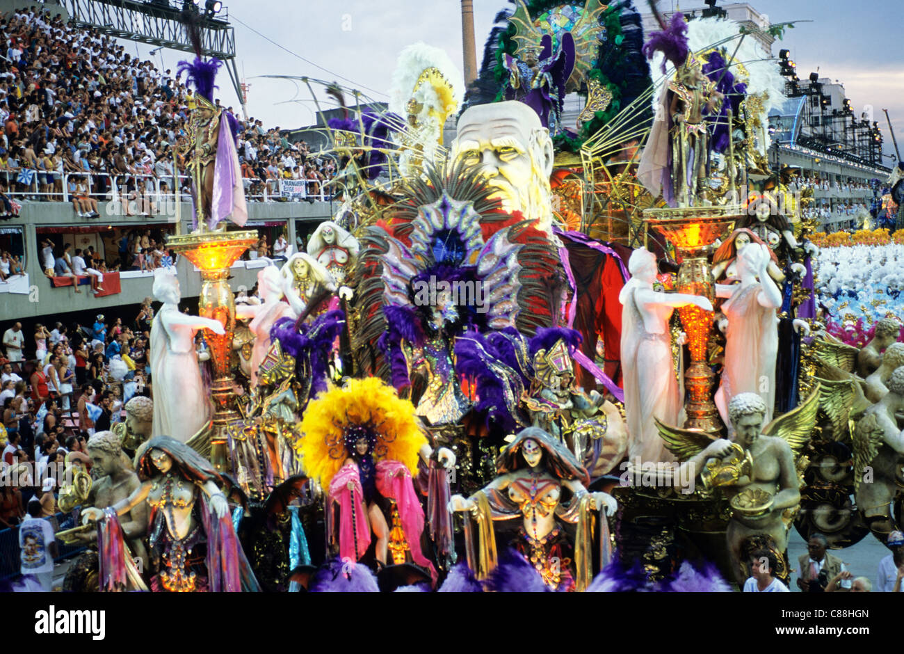 Rio De Janeiro, Brasilien. Karneval; Beija Flor Schwimmer mit seiner reich verzierten kostümierte Tänzer; Sapucai im Morgengrauen. Stockfoto