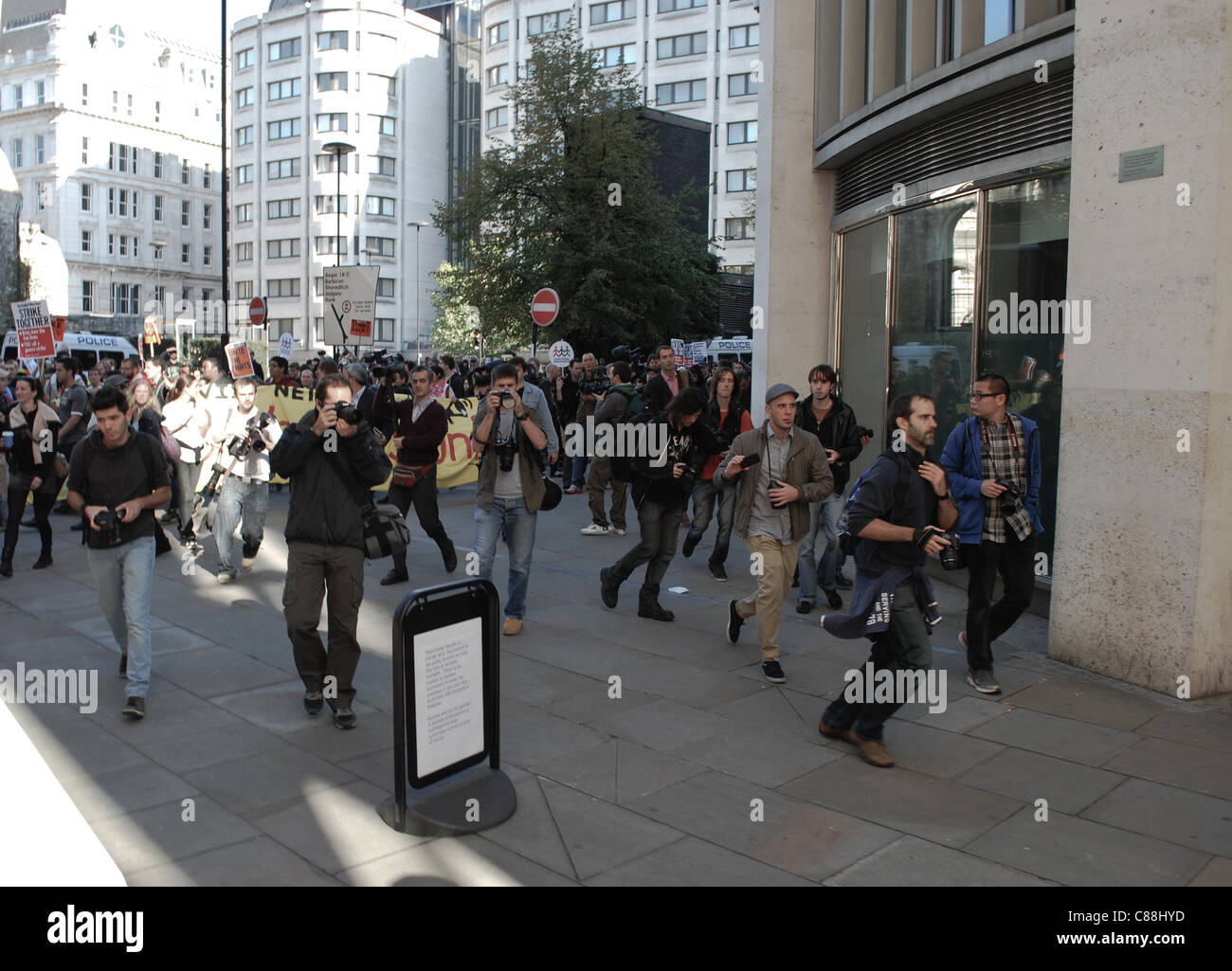 Besetzen London Demonstration um St. Paul am 15. Okt. 11, gegen Kapitalismus, Sparsamkeit und Banken. Inspiriert von ähnlichen Aktionen in Spanien und der Wall Street, sah mindestens 80 größere Städten Proteste am selben Tag. Stockfoto