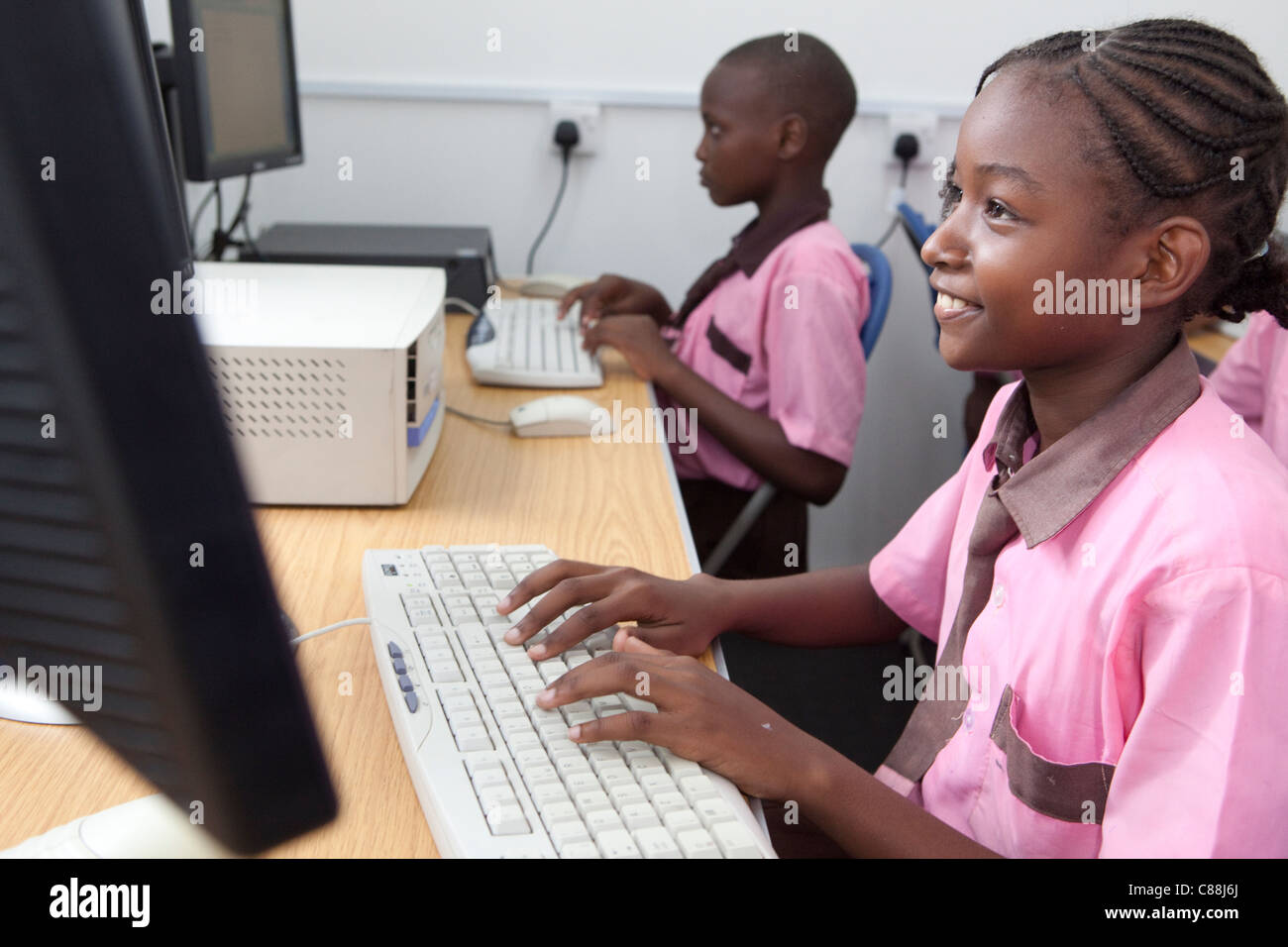 Schüler lernen in einem Computerraum an einer Schule in Dar Es Salaam, Tansania, Ostafrika. Stockfoto