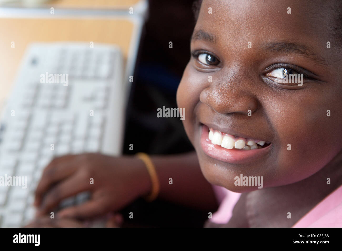 Ein Student lernt in einem Computerlabor an einer Schule in Dar Es Salaam, Tansania, Ostafrika. Stockfoto