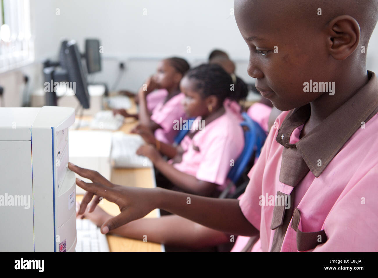 Schüler lernen in einem Computerraum an einer Schule in Dar Es Salaam, Tansania, Ostafrika. Stockfoto