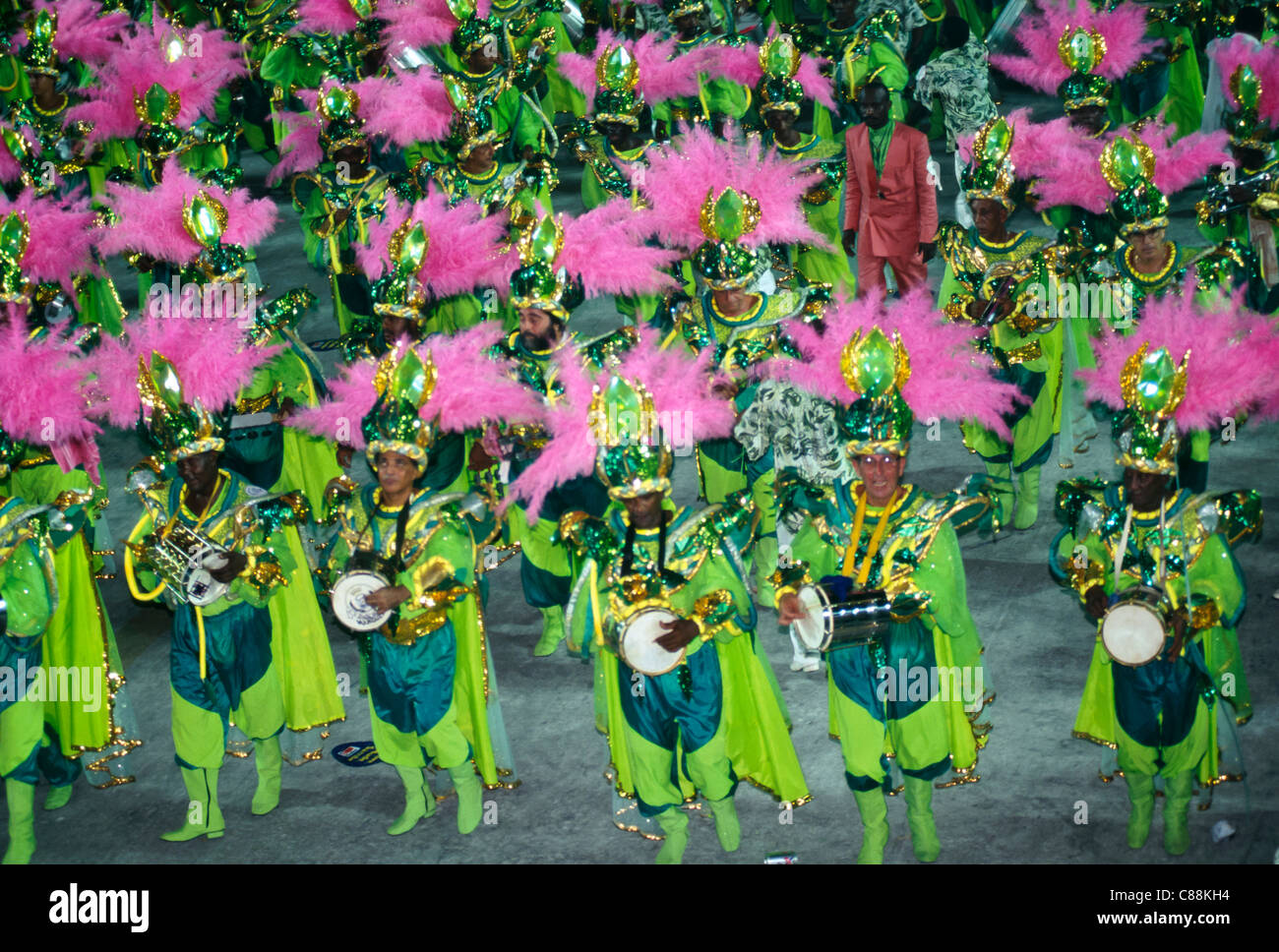 Rio De Janeiro, Brasilien. Bestandteil der Sambaschule Mangueira Karneval Parade Bateria Cuica zu spielen. Stockfoto