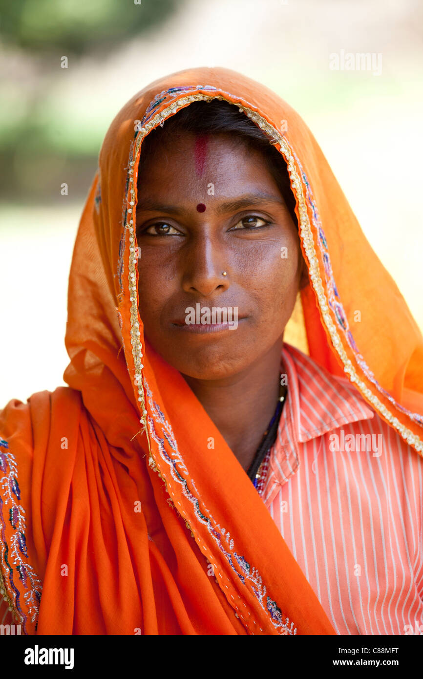 Indische Frau Dorfbewohner an landwirtschaftlichen Kleinbetrieb in Sawai Madhopur in der Nähe von Ranthambore in Rajasthan, Nordindien Stockfoto