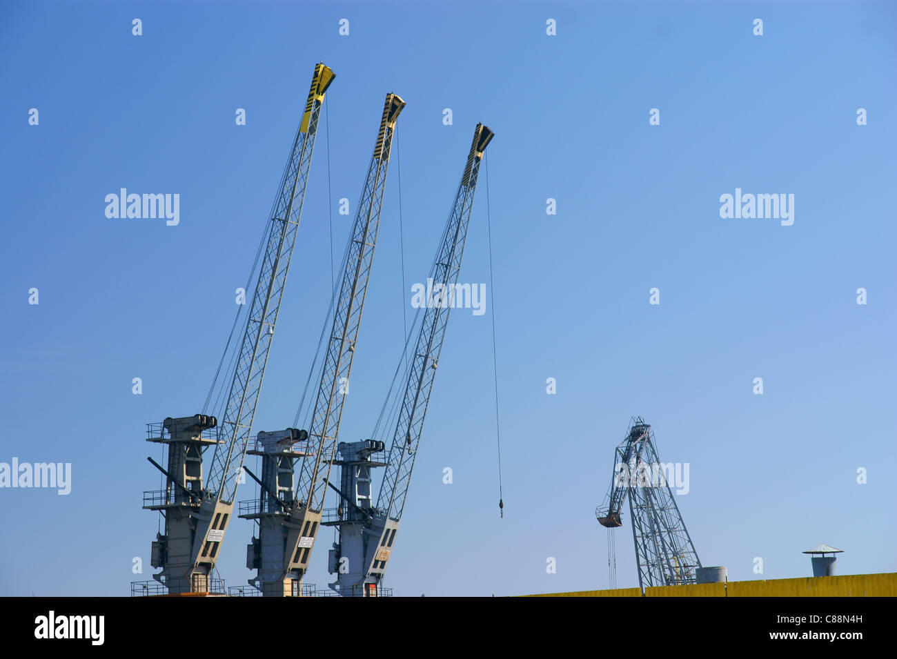 Krane in eine Fracht Versand Por, blauer Himmel Stockfoto