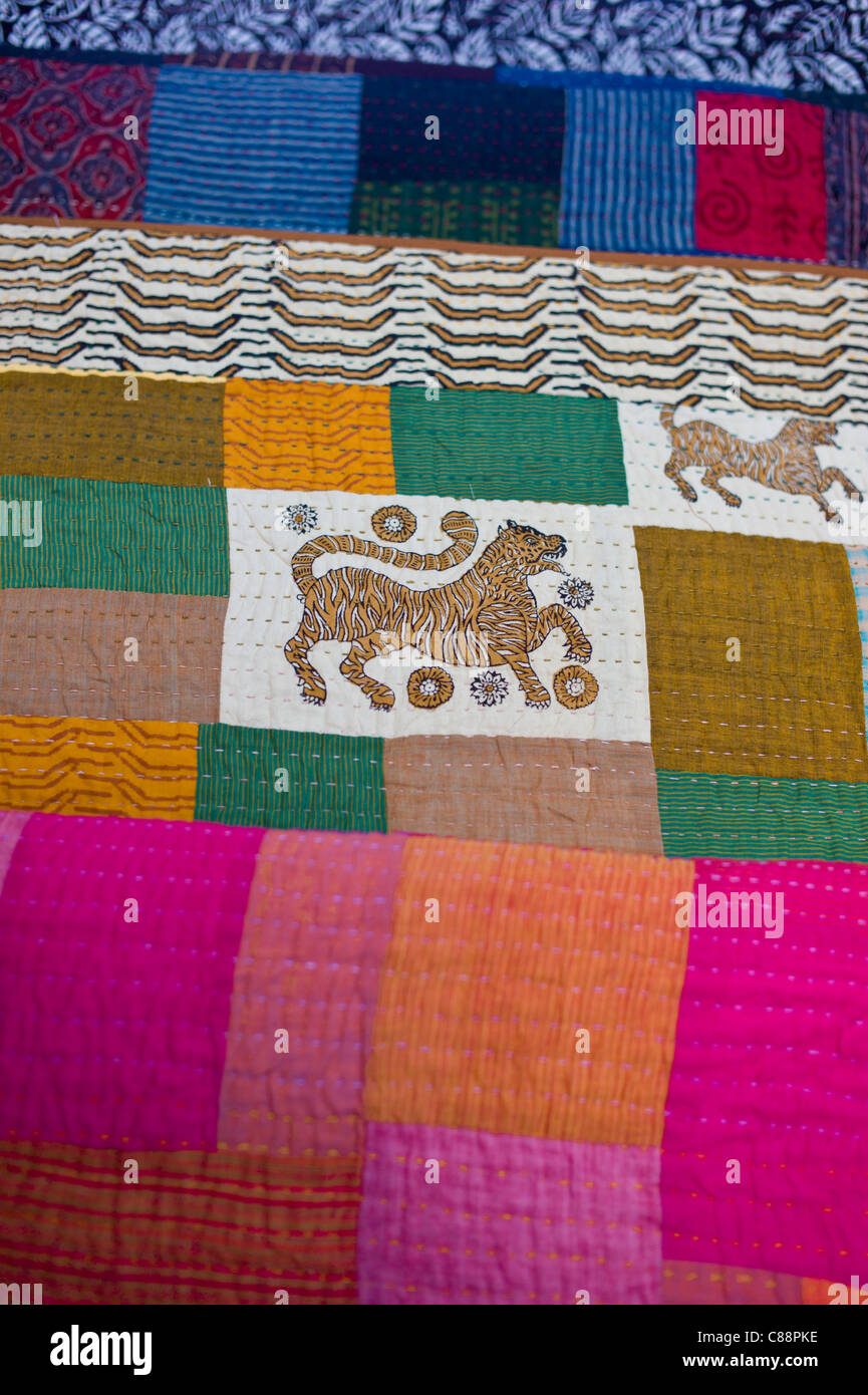 Indische Flickenteppich mit Tiger Motiv bei Dastkar Frauen Craft kooperative, Ranthambore Artisan Projekt, Rajasthan, Indien Stockfoto