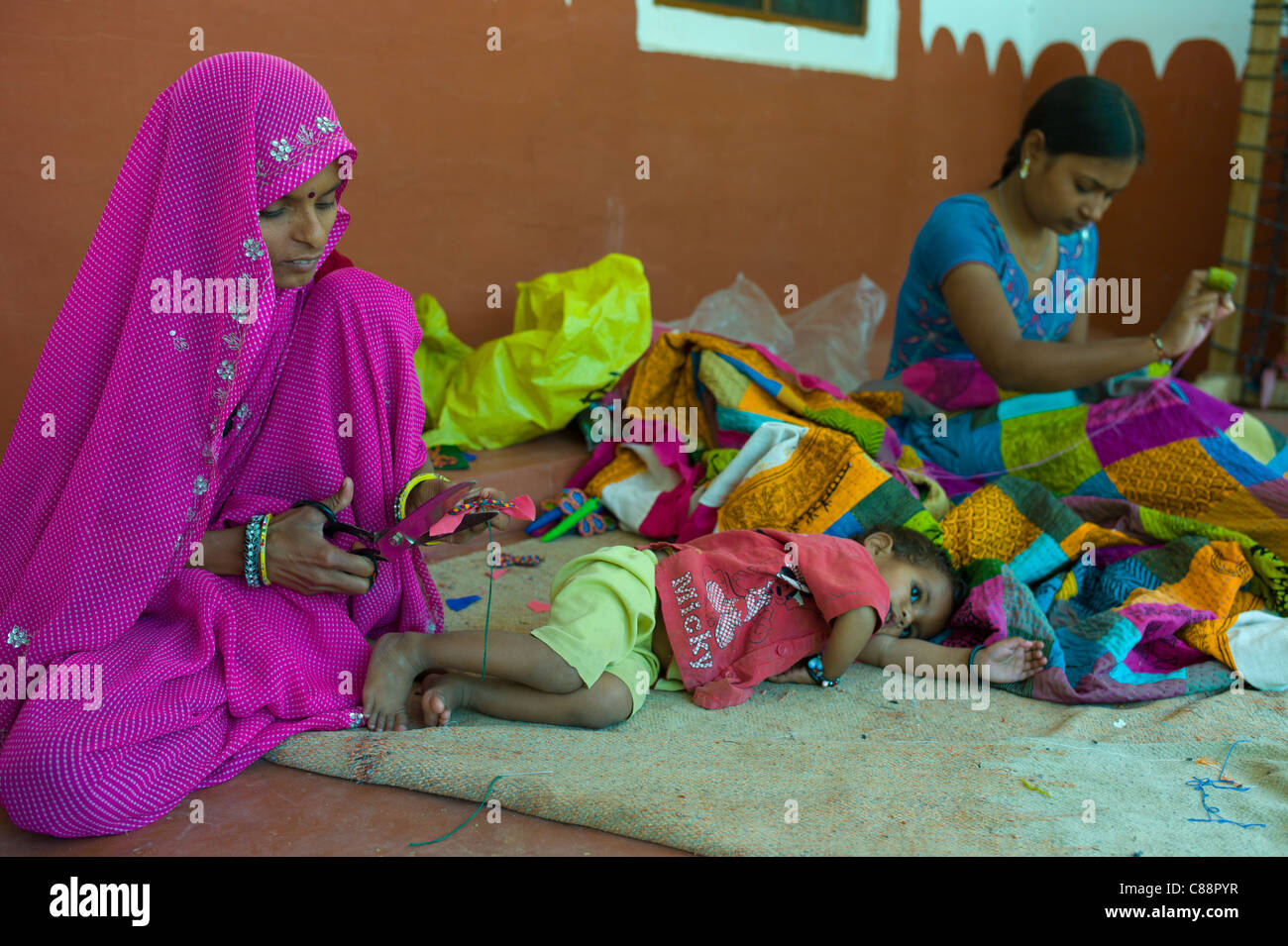 Indische Frauen nähen Textilien bei Dastkar Frauen Craft Genossenschaft, den Ranthambore Handwerker-Projekt in Rajasthan, Indien Stockfoto