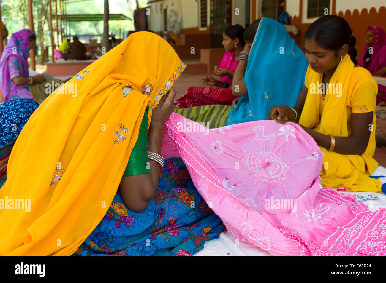 Indische Frauen nähen Textilien bei Dastkar Frauen Craft Genossenschaft, den Ranthambore Handwerker-Projekt in Rajasthan, Indien Stockfoto