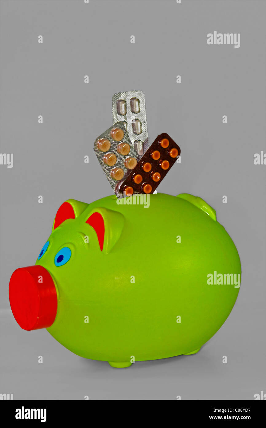 Tabletten in Blister-Packungen mit einem Sparschwein, Konzept Stockfoto