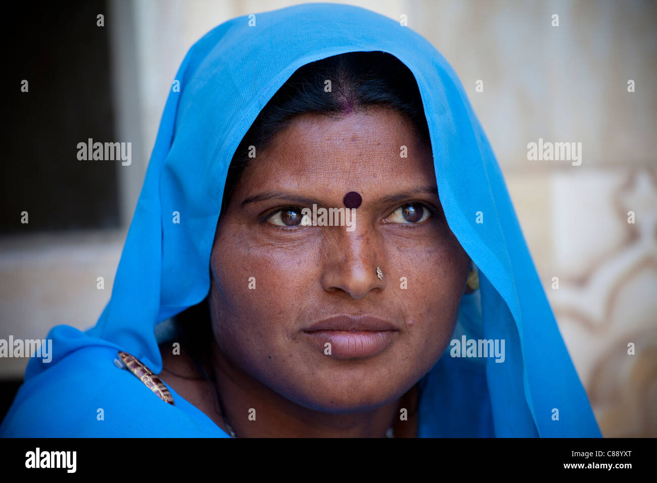 Indisch-hinduistischen Frau im traditionellen Rajasthani Sari bei The Amber Fort in Jaipur, Rajasthan, Indien Stockfoto