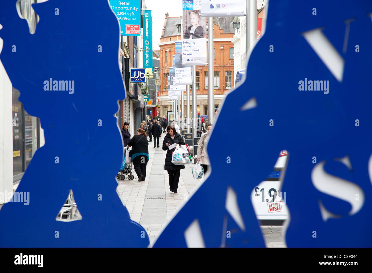 blaue Zahlen Kunst im öffentlichen Raum auf Ann Street Fußgängerzone Einkaufs St Belfast City centre Nordirland Vereinigtes Königreich Stockfoto