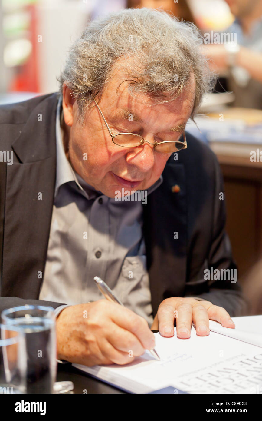 Dr. Hellmuth Karasek Unterzeichnung seines neuen Buches "Briefe Bewegen Die Welt" Stand der TeNeues Verlag, Frankfurter Buchmesse 2011 buchen Stockfoto
