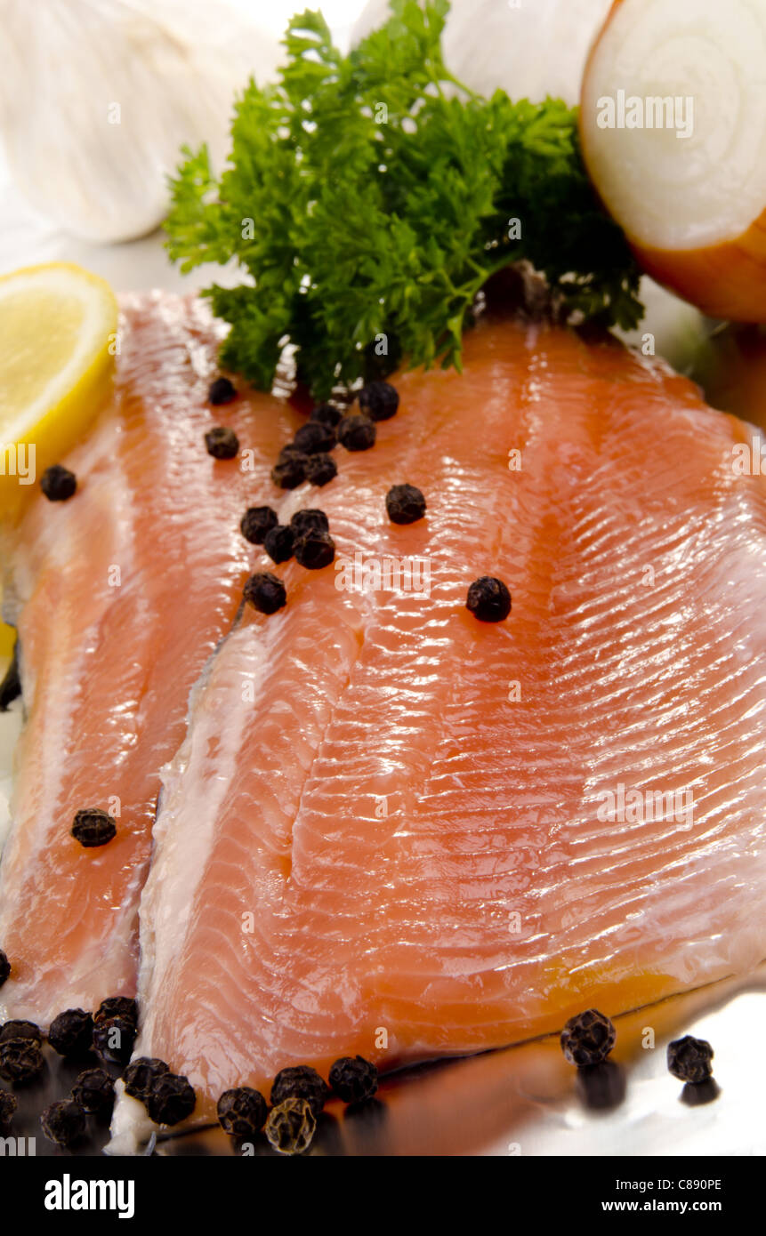 Filet vom Lachs mit Pfefferkörner, Zwiebeln und Zitrone Stockfoto